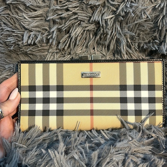 RARE Burberry Kiss Lock Wallet - Picture 1 of 7